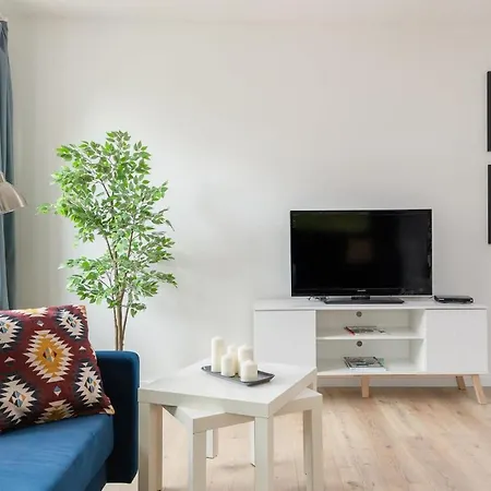 Pulawska 221 - Colorful With Balcony By Renters Apartment Warsaw